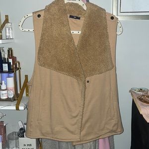 Gap tan vest with sherpa collar Sz L